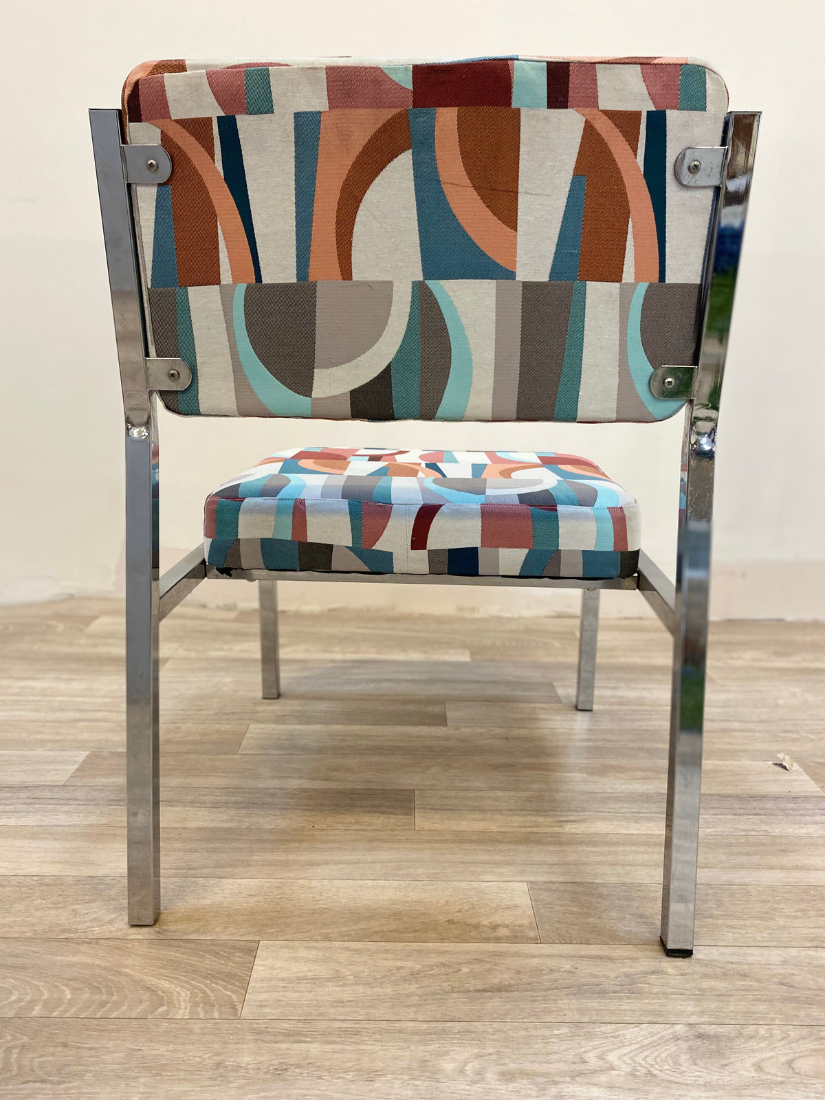Chaise en métal chromé et tissu à motifs multicolores
