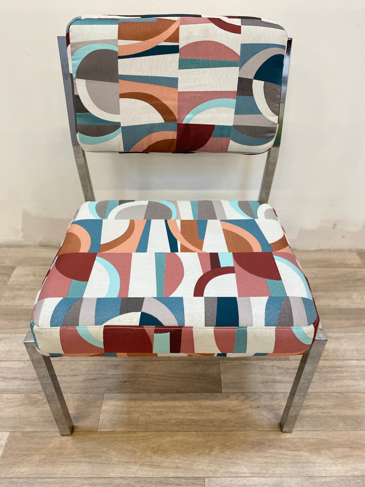 Chaise en métal chromé et tissu à motifs multicolores