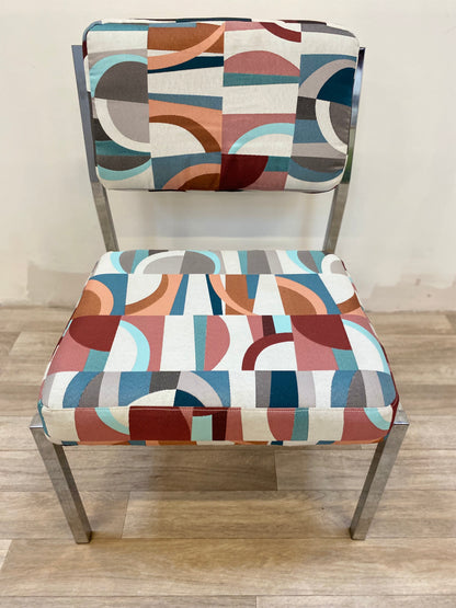 Chaise en métal chromé et tissu à motifs multicolores
