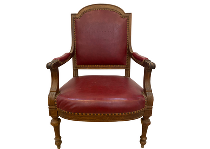 Fauteuil en bois sculpté et cuir bordeaux clouté