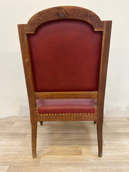 Fauteuil en bois sculpté et cuir bordeaux clouté