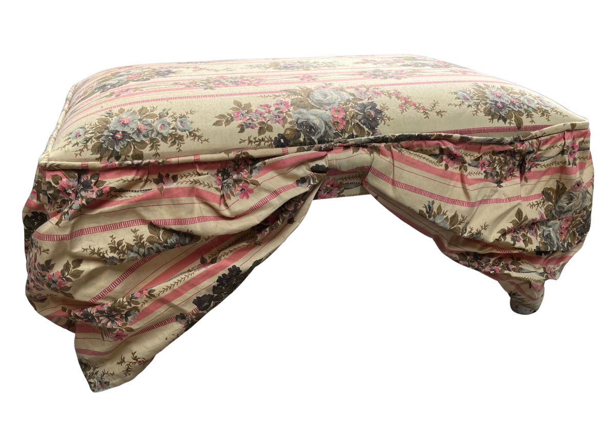 Pouf ancien recouvert de tissu à fleurs
