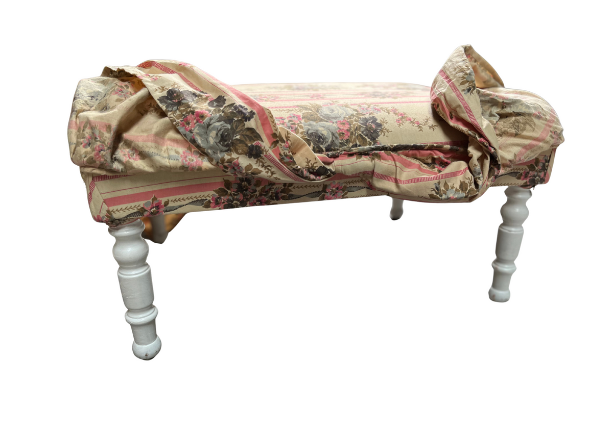 Pouf ancien recouvert de tissu à fleurs