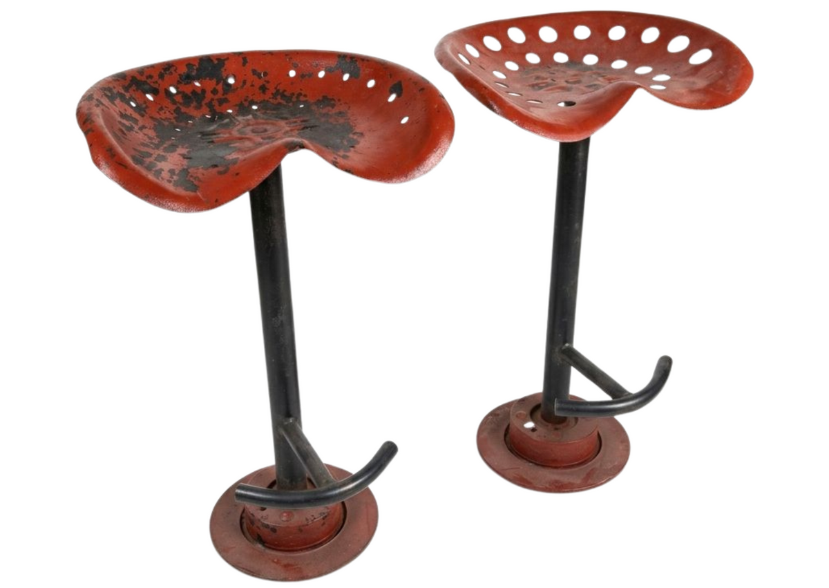 Paire de tabourets industriels à assise de tracteur rouge
