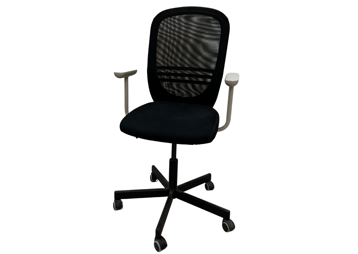 Chaise de bureau noire à dossier en résille et accoudoirs clairs