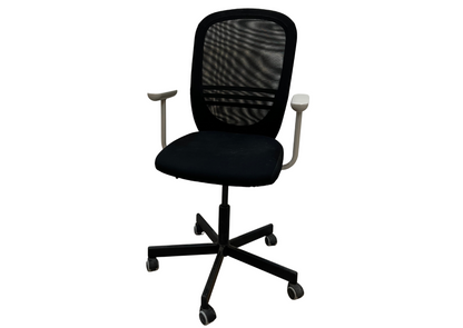 Chaise de bureau noire à dossier en résille et accoudoirs clairs