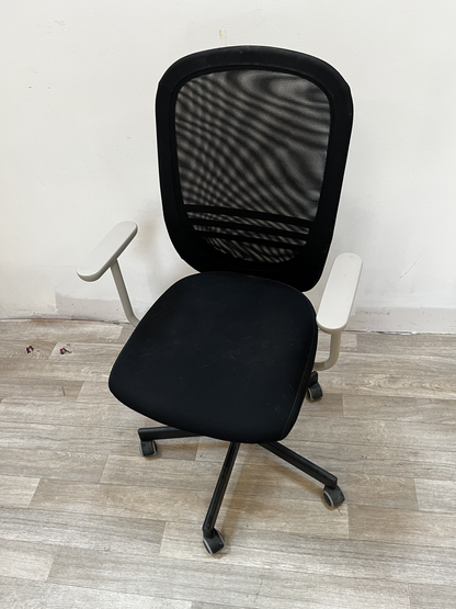 Chaise de bureau noire à dossier en résille et accoudoirs clairs