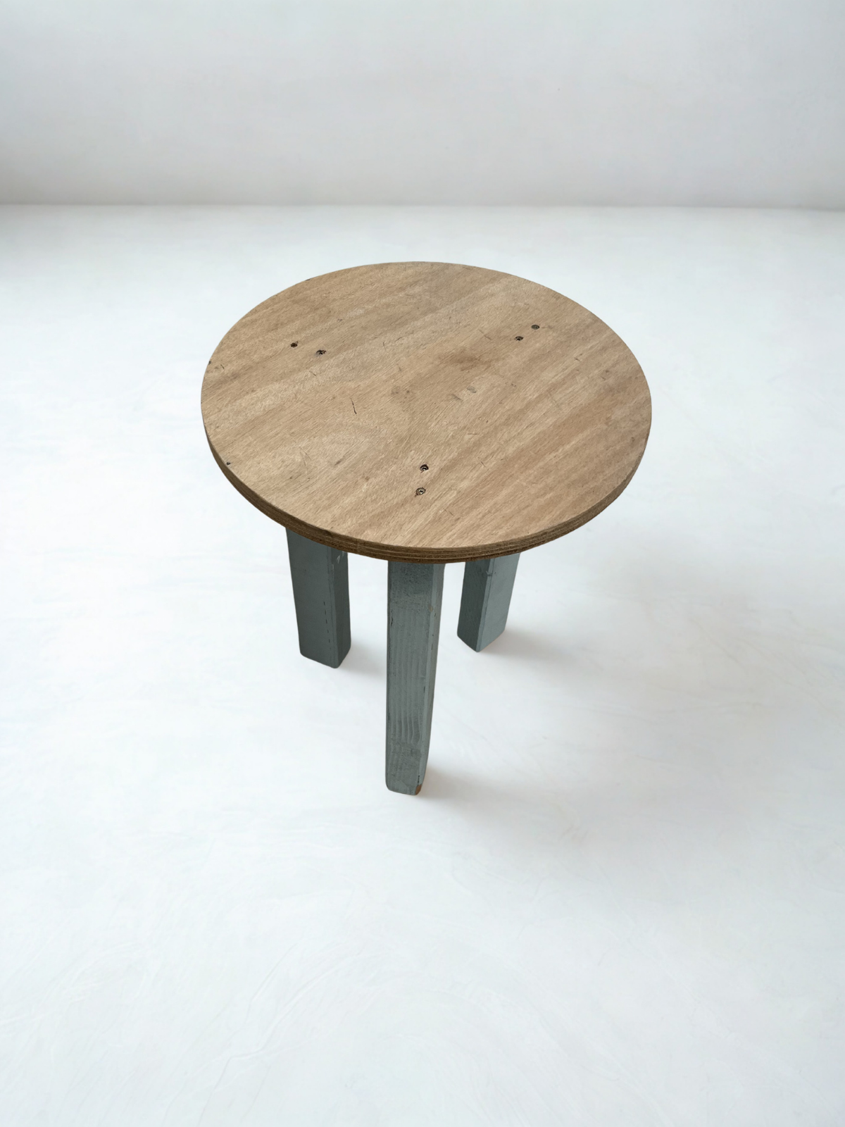 Tabouret en bois et métal gris