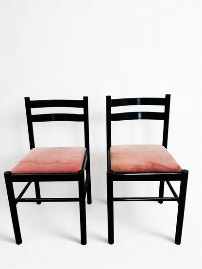 Paire de chaises en bois noir à assise en tissu rose