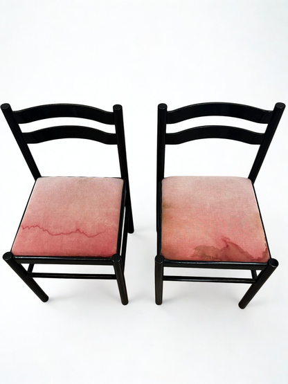 Paire de chaises en bois noir à assise en tissu rose