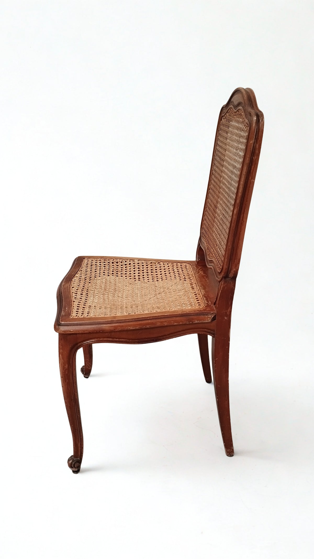 Chaise de style Louis XV en bois à dossier canné