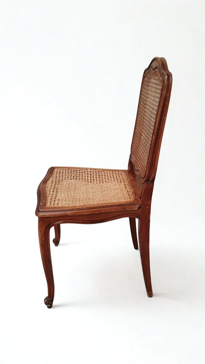 Chaise de style Louis XV en bois à dossier canné
