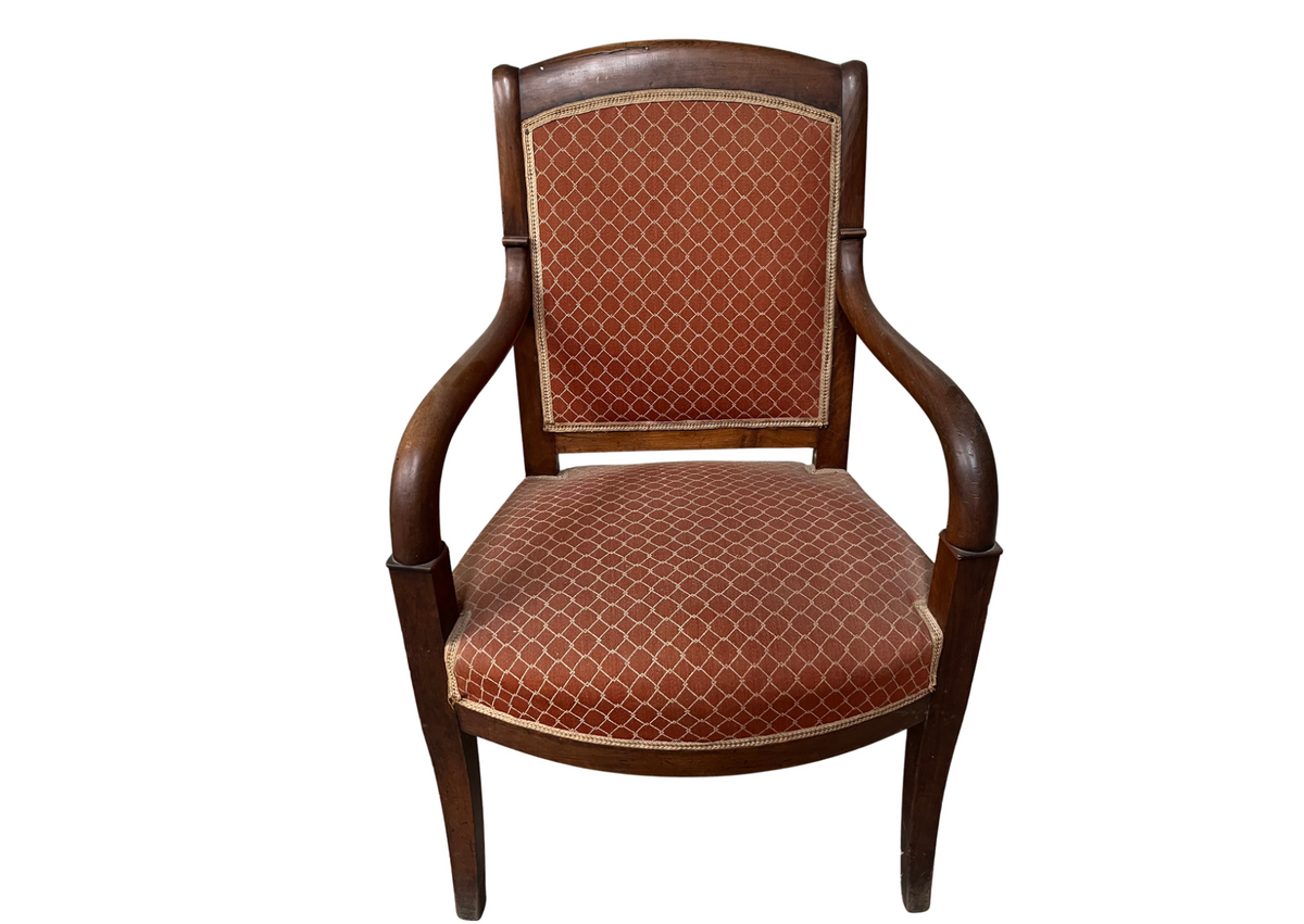 Fauteuil en bois foncé et tissu marron