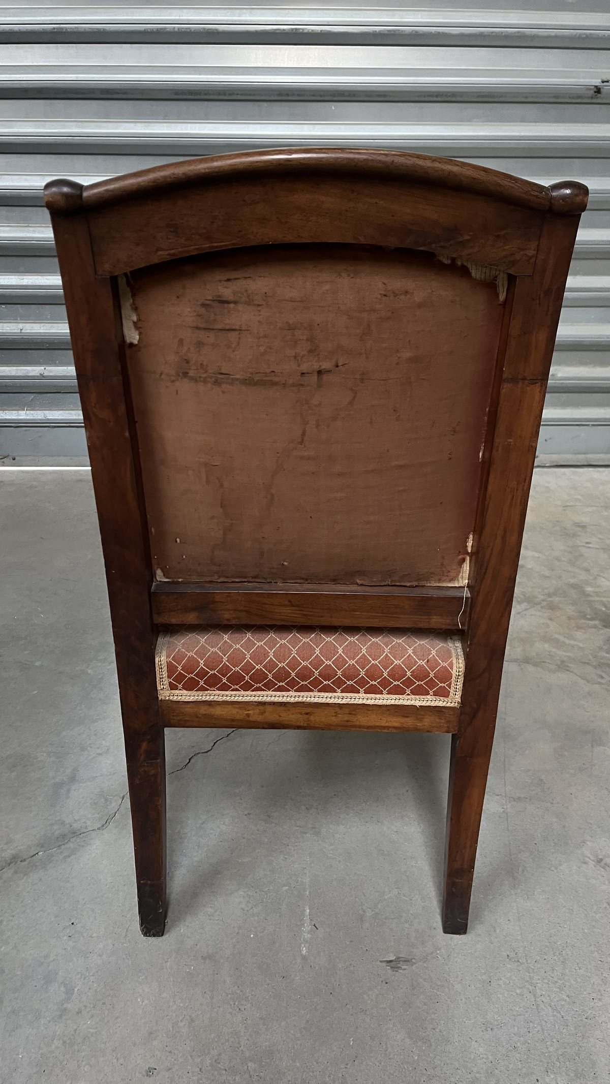 Fauteuil en bois foncé et tissu marron