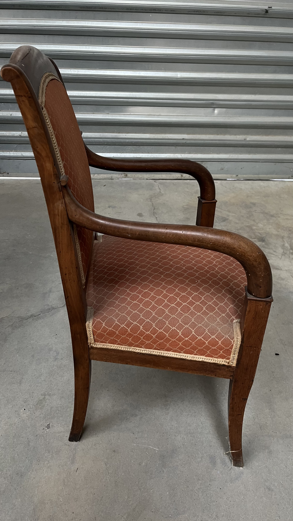 Fauteuil en bois foncé et tissu marron