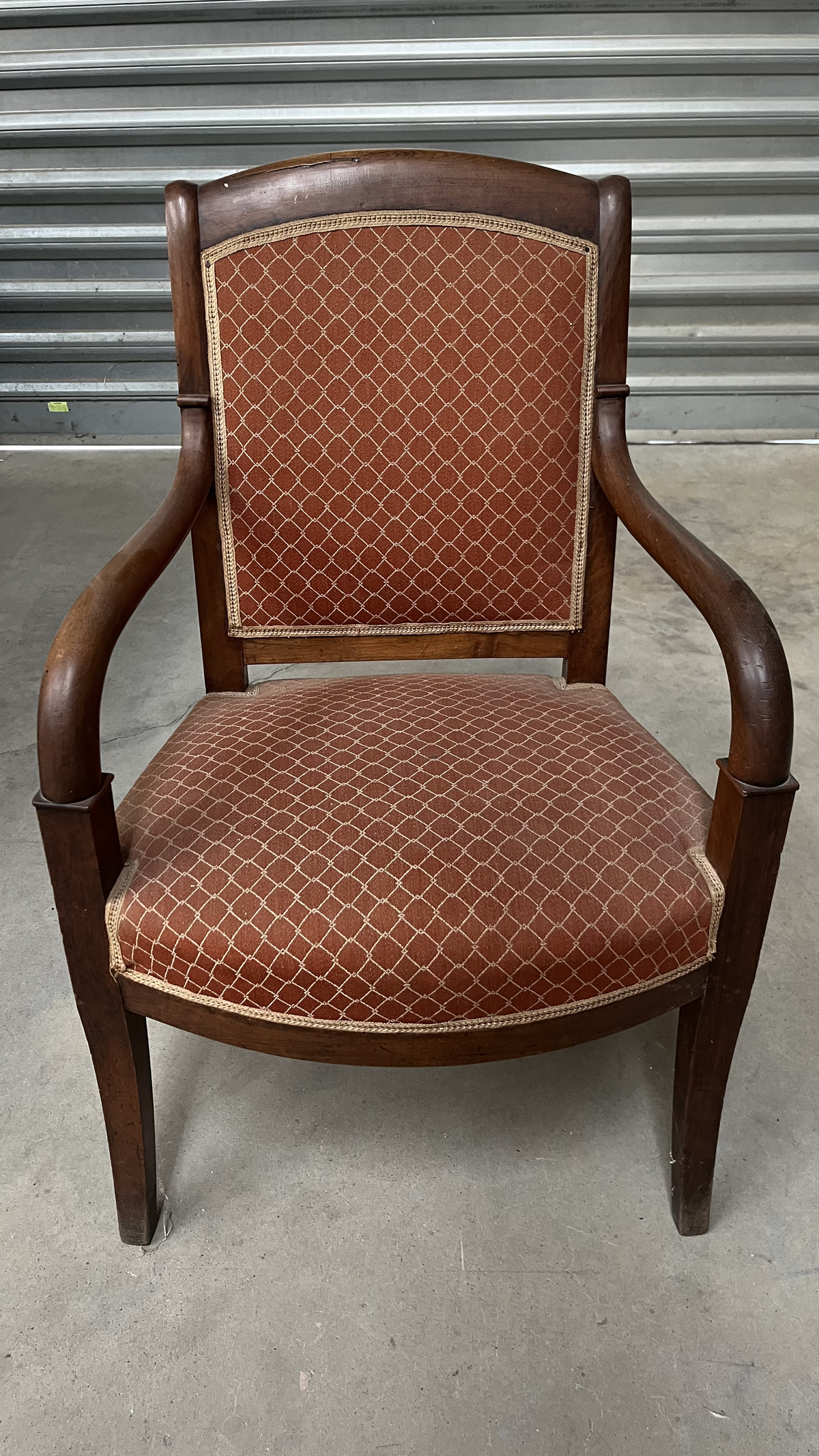Fauteuil en bois foncé et tissu marron