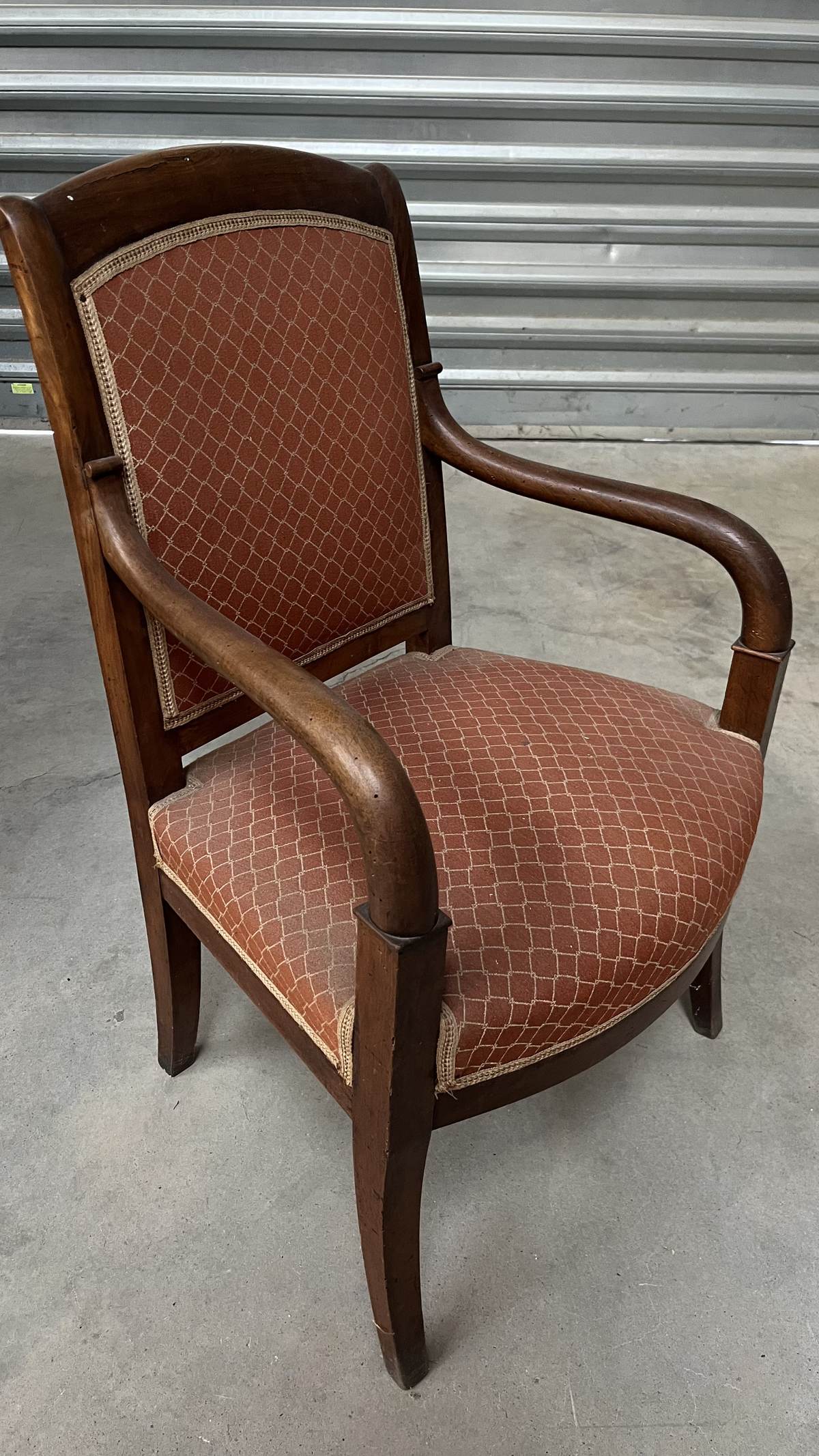 Fauteuil en bois foncé et tissu marron