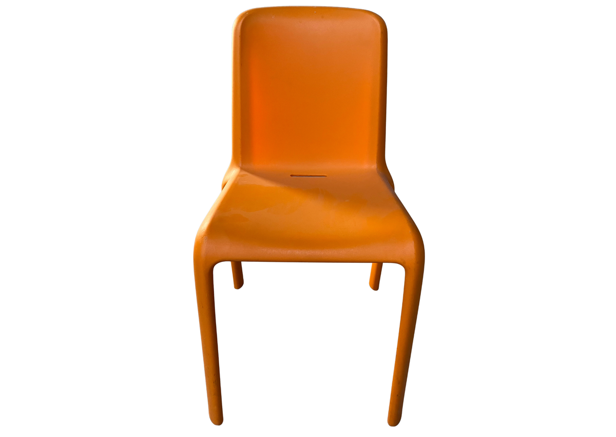 Chaise en plastique orange