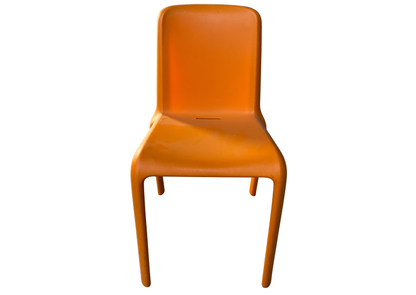 Chaise en plastique orange