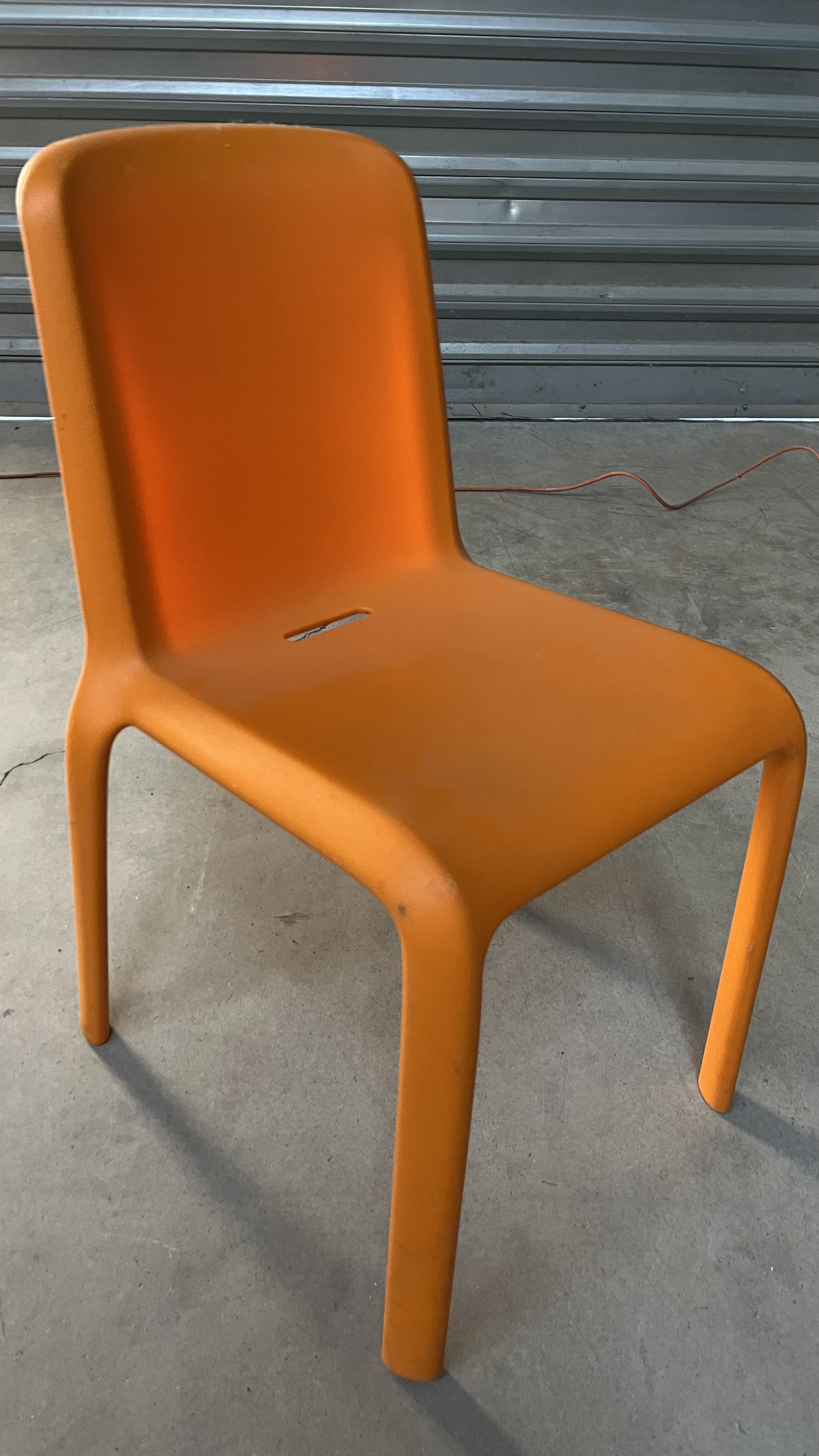 Chaise en plastique orange