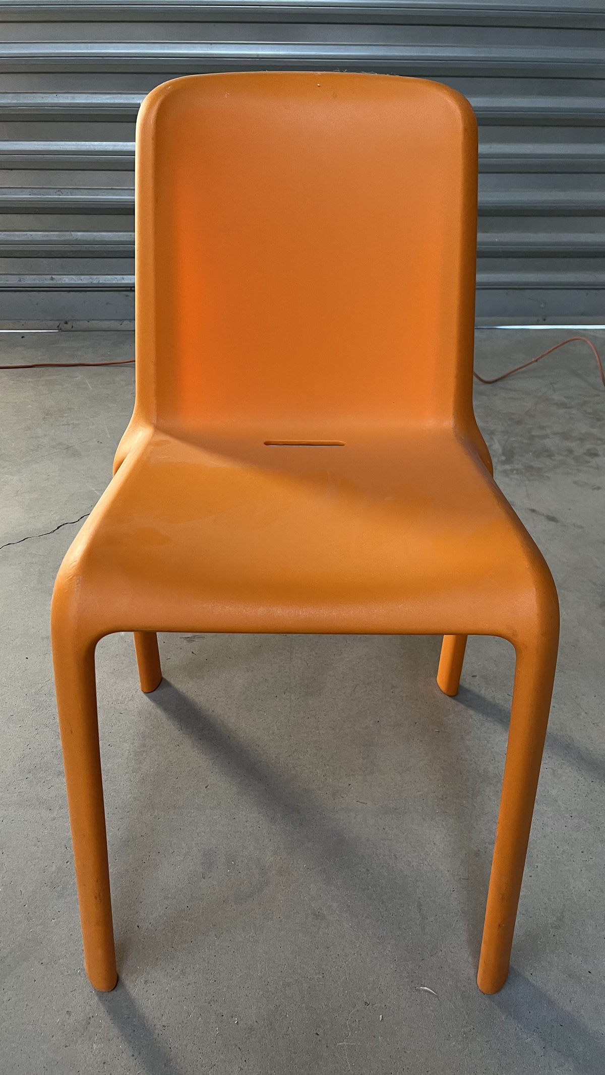 Chaise en plastique orange