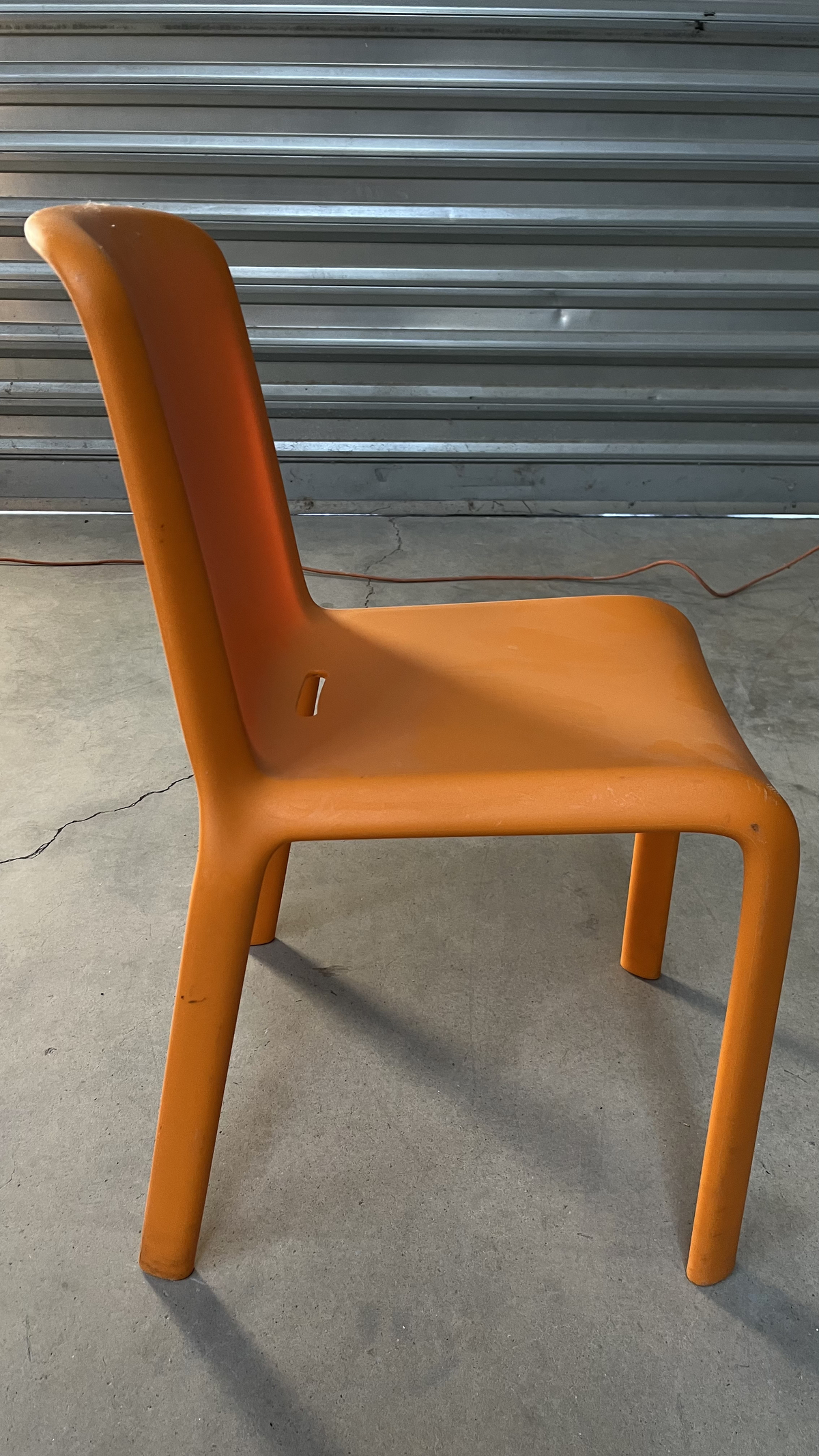 Chaise en plastique orange
