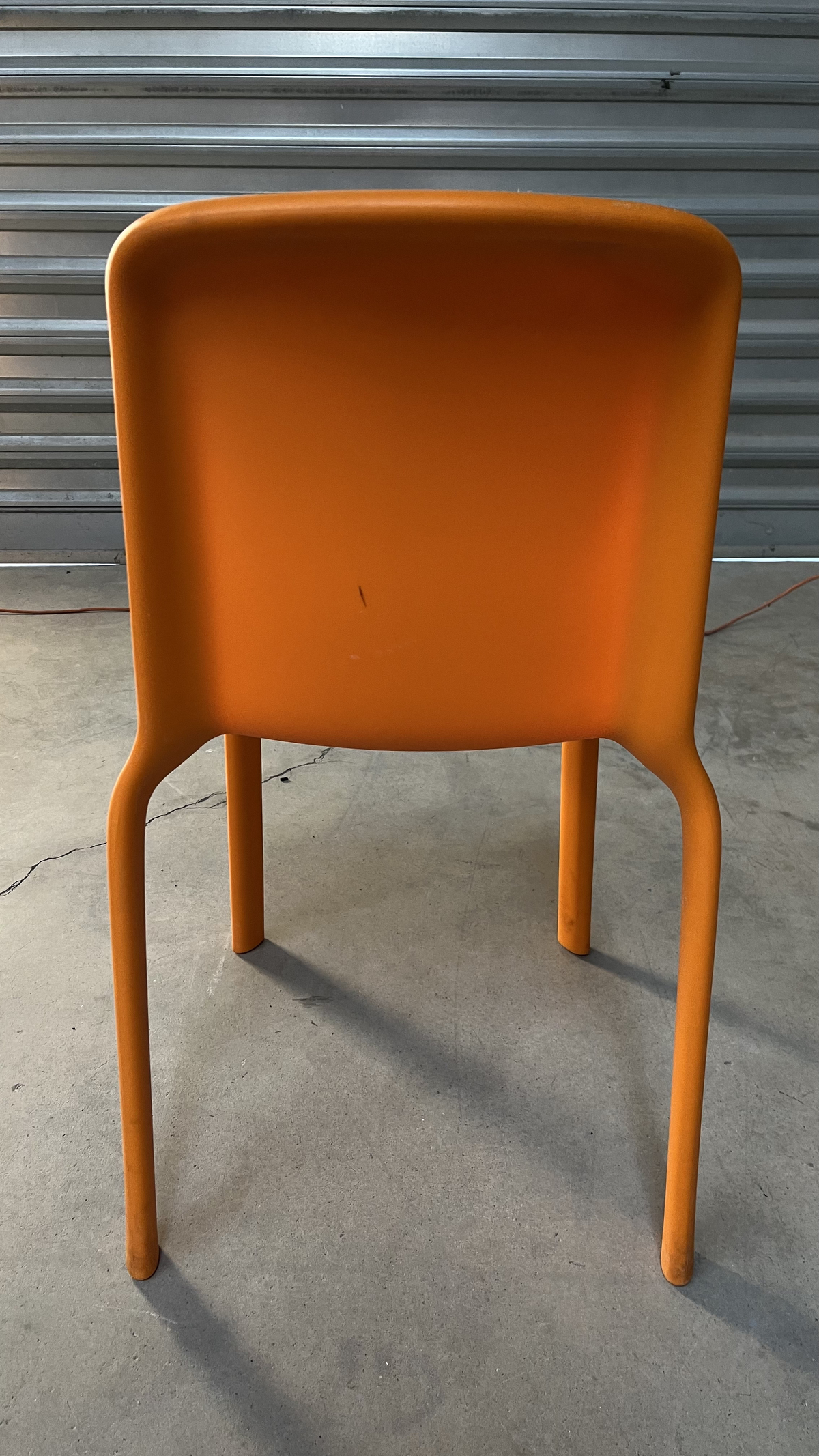 Chaise en plastique orange