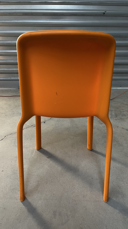 Chaise en plastique orange