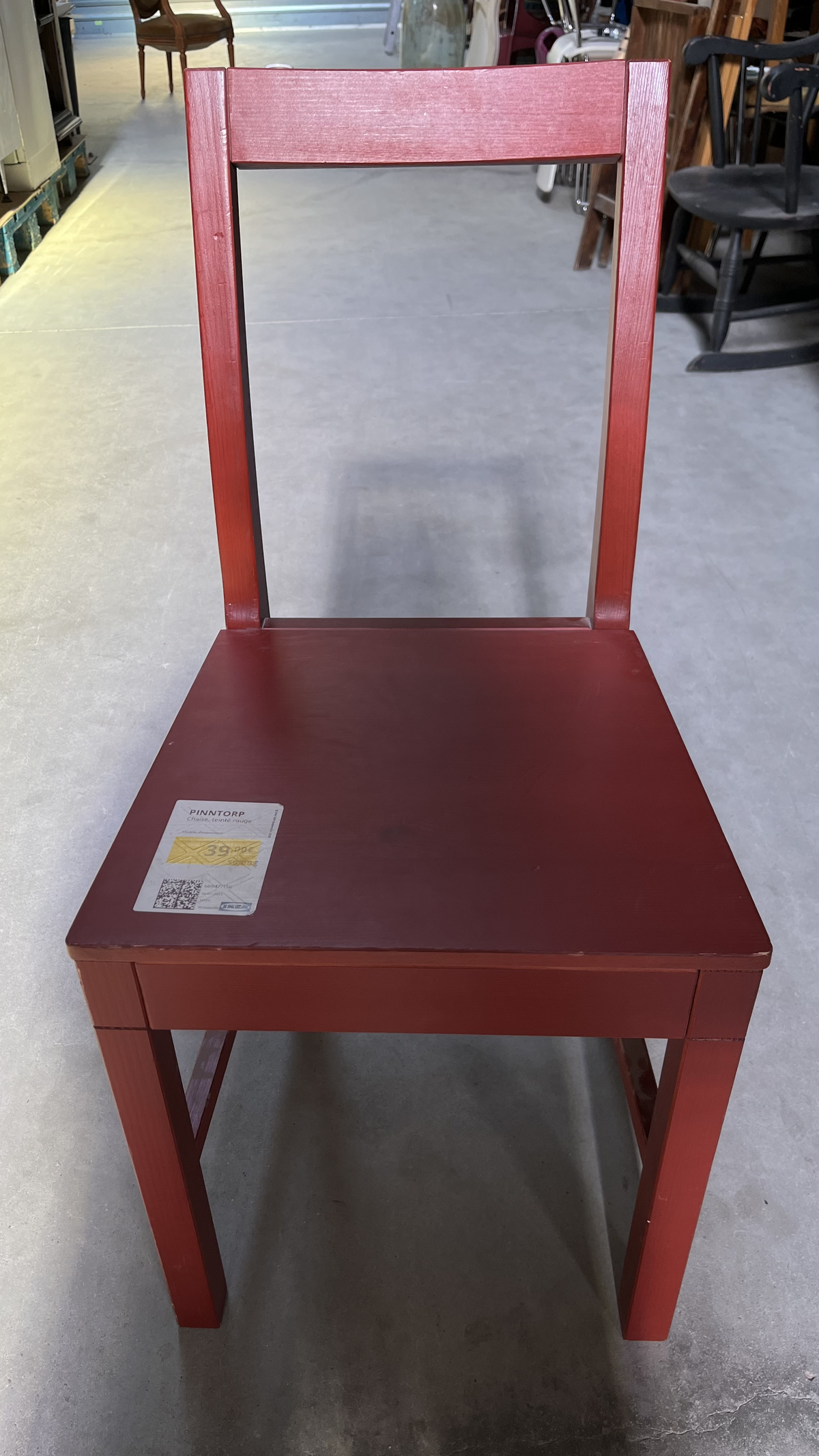 Chaise en bois peint rouge