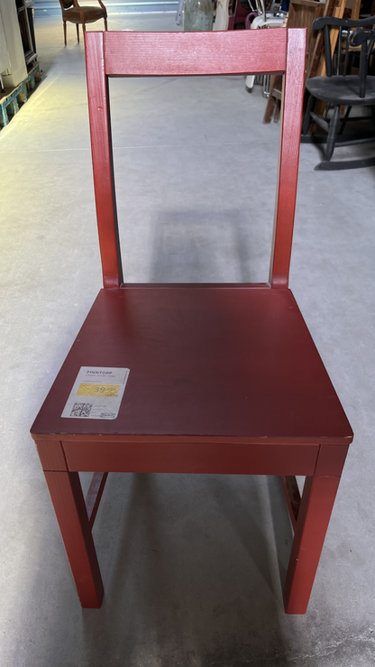Chaise en bois peint rouge