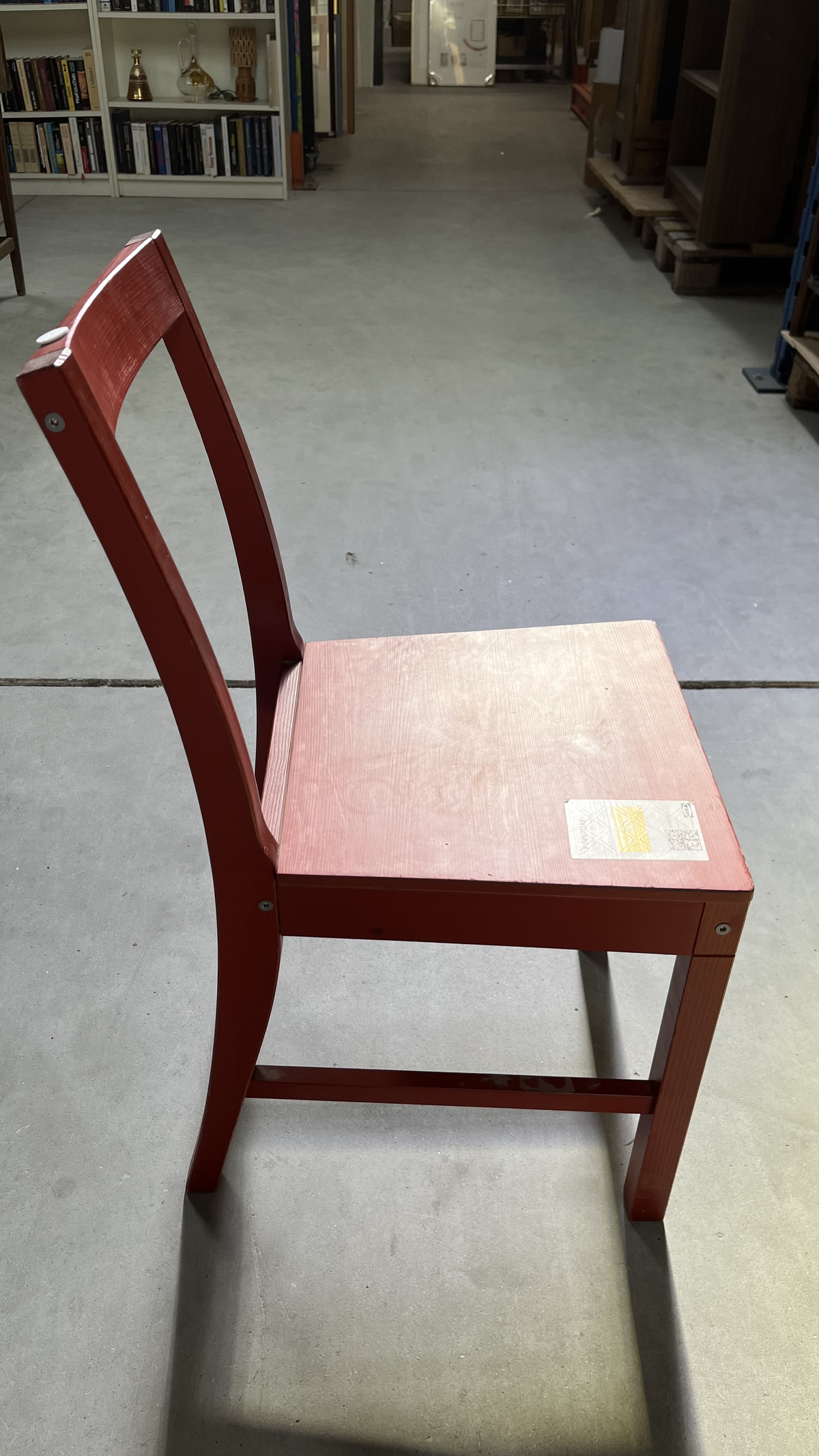 Chaise en bois peint rouge