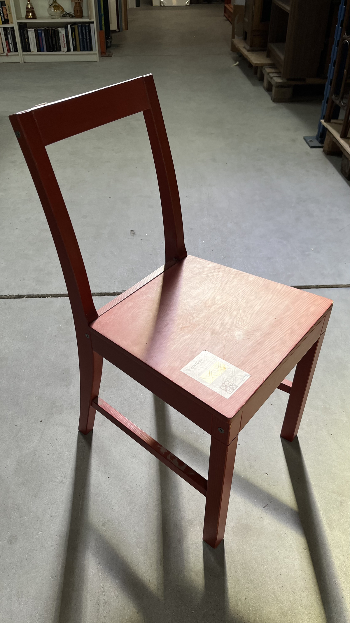 Chaise en bois peint rouge