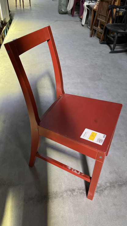 Chaise en bois peint rouge