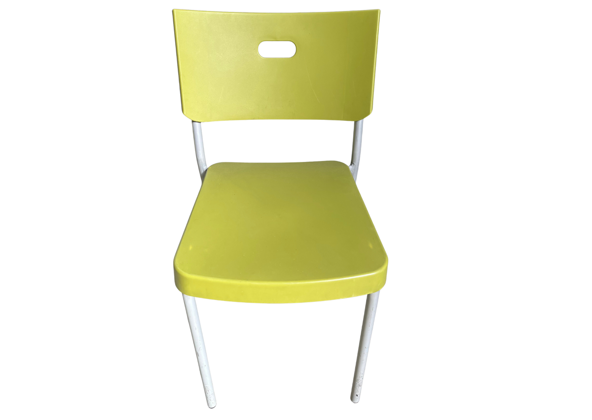 Chaise en plastique vert anis sur pieds en métal blanc