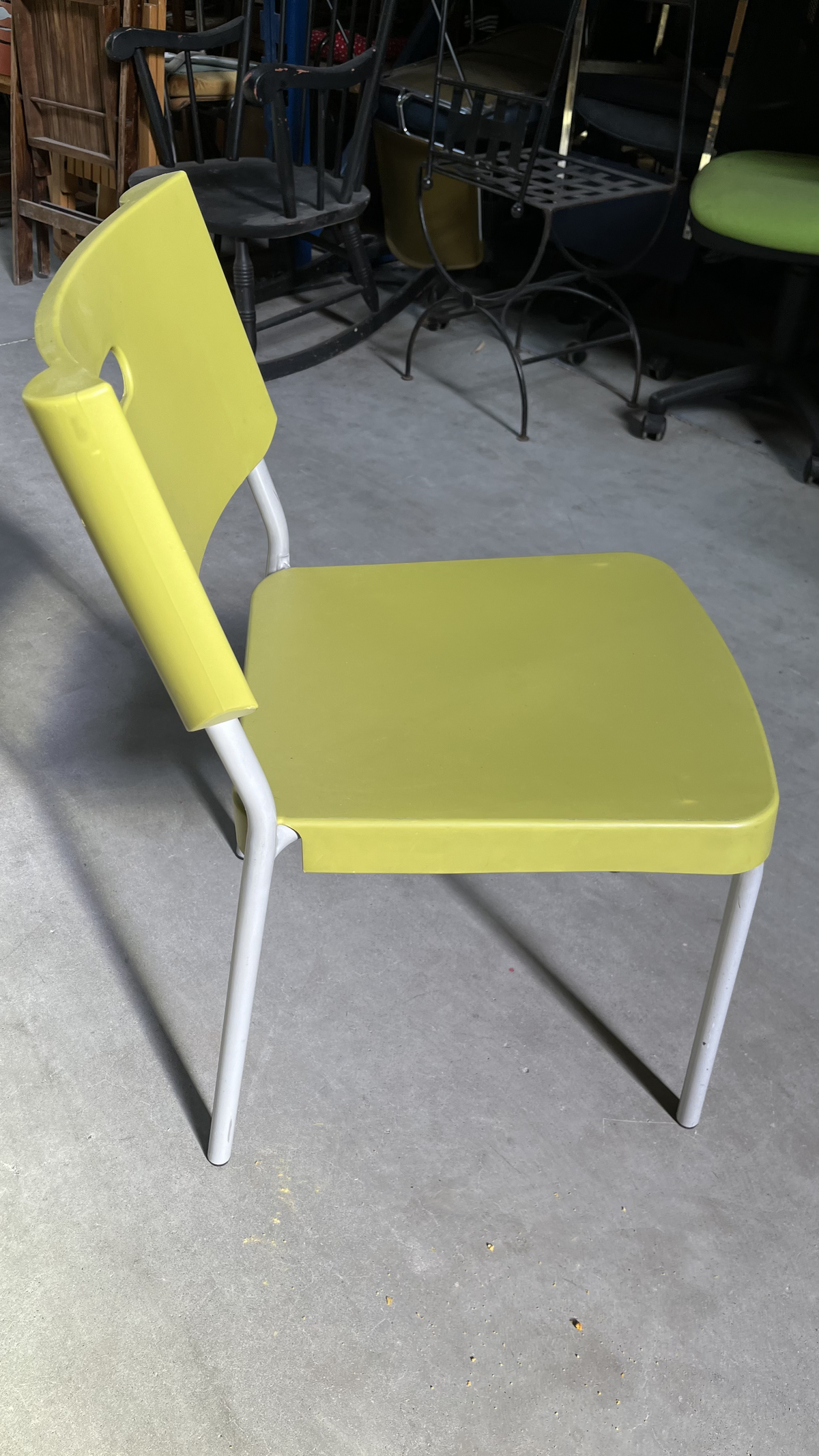 Chaise en plastique vert anis sur pieds en métal blanc