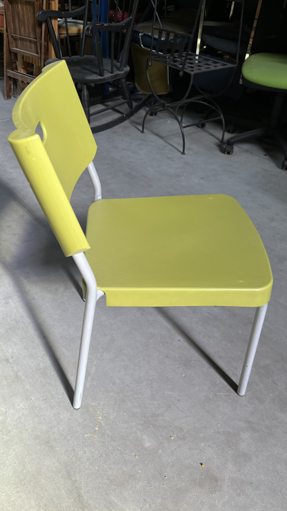 Chaise en plastique vert anis sur pieds en métal blanc