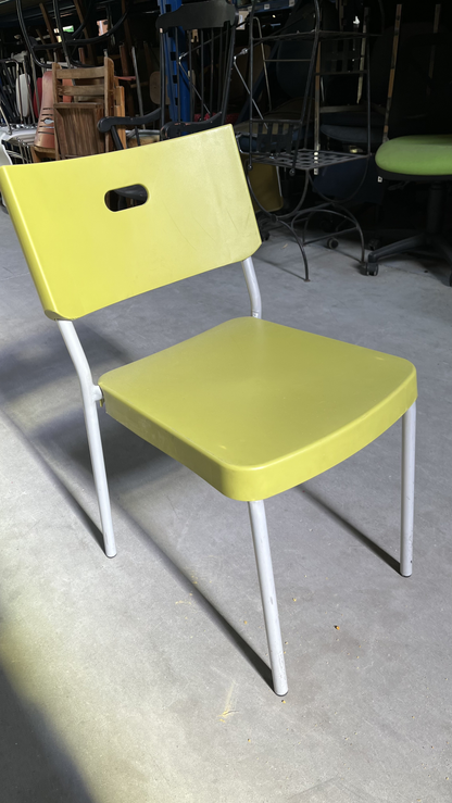 Chaise en plastique vert anis sur pieds en métal blanc