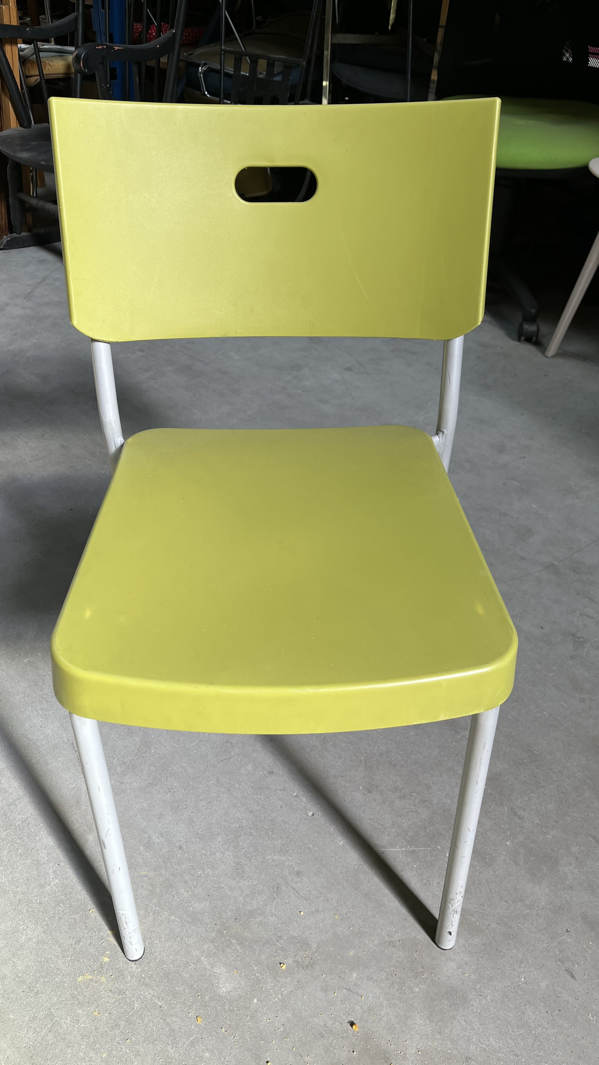 Chaise en plastique vert anis sur pieds en métal blanc