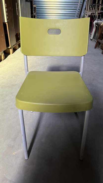 Chaise en plastique vert anis sur pieds en métal blanc