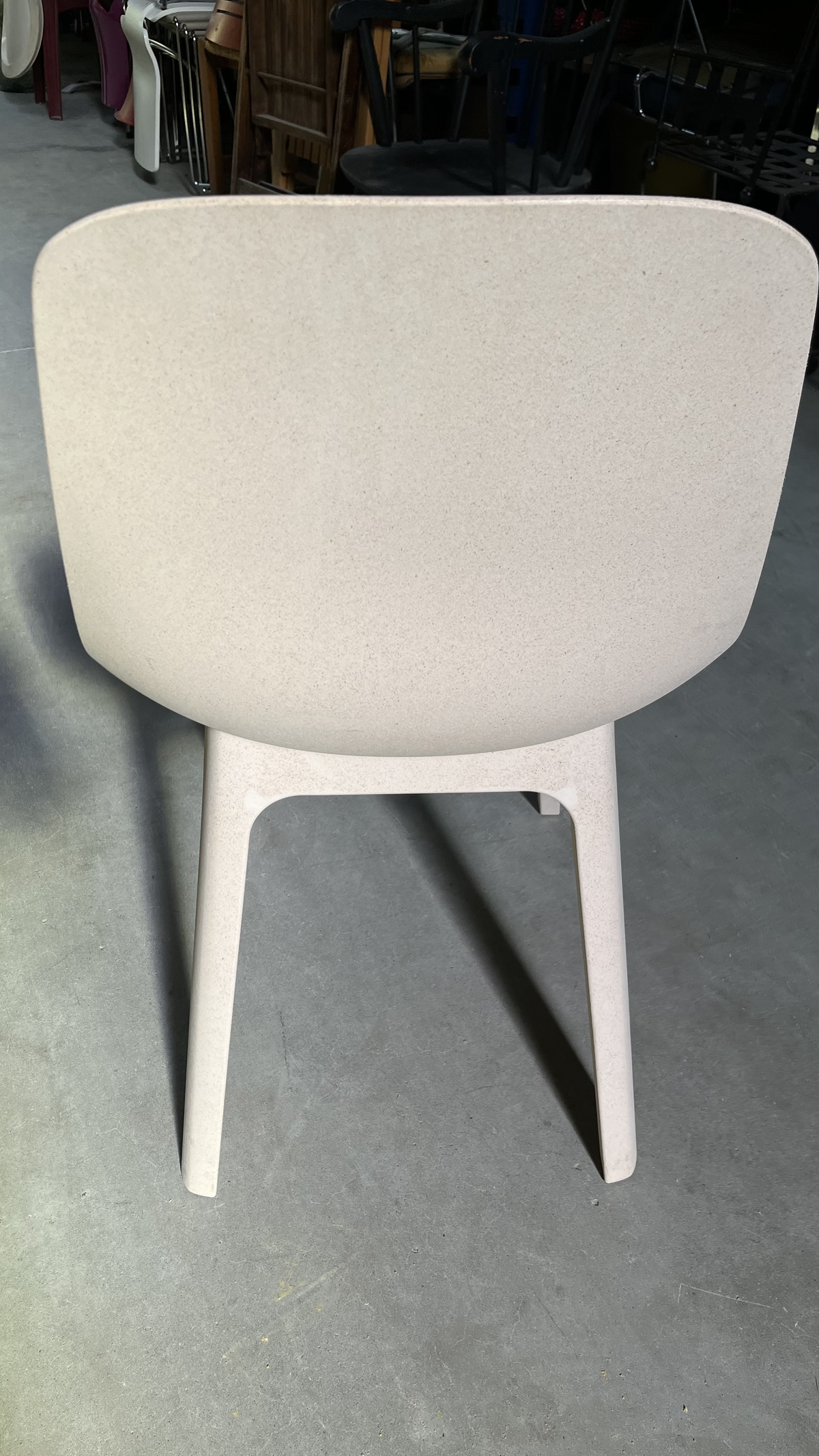 Chaise coque en plastique beige