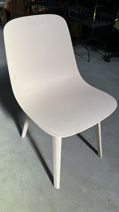 Chaise coque en plastique beige