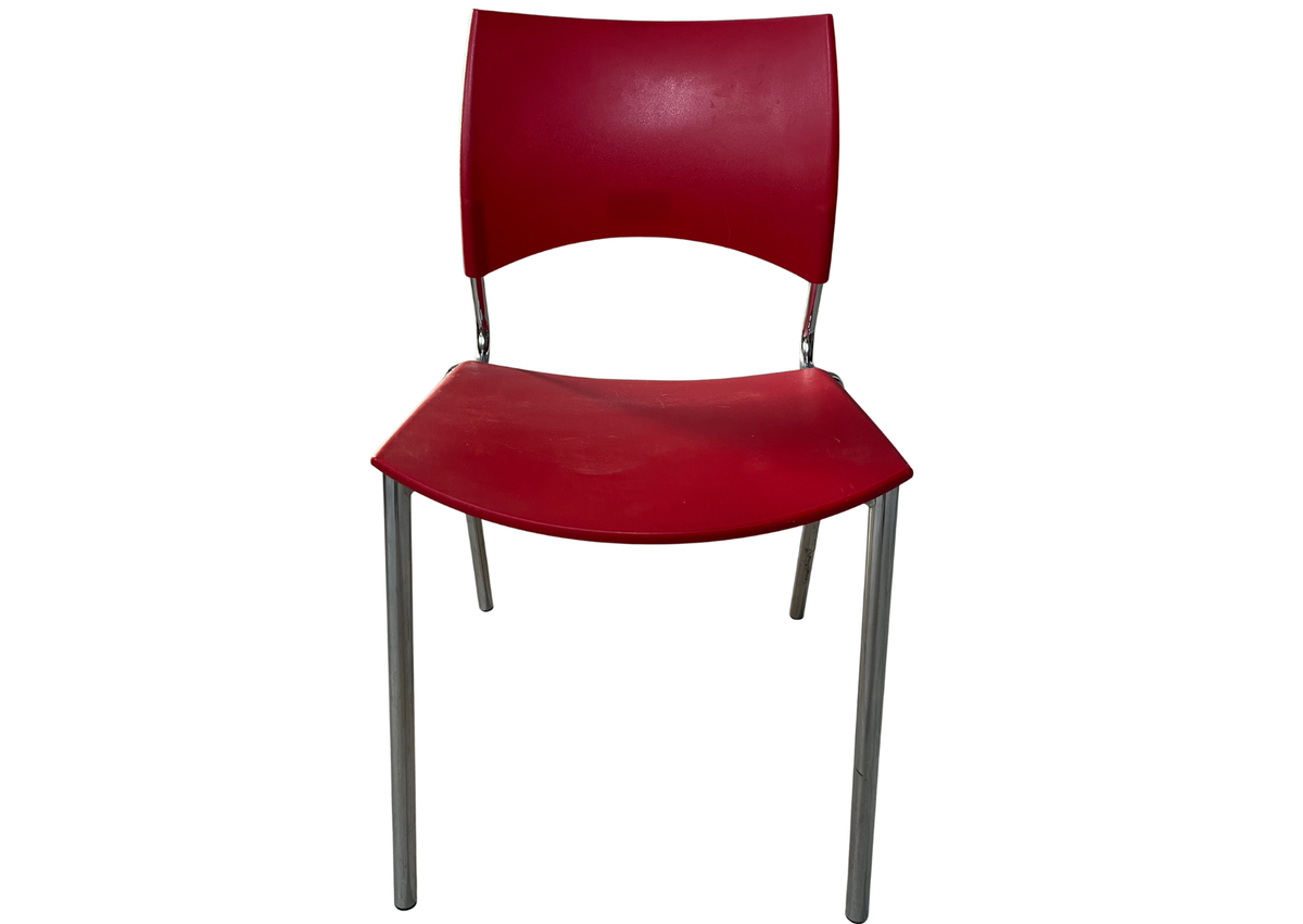 Chaise en plastique rouge sur pieds en métal gris