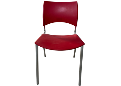 Chaise en plastique rouge sur pieds en métal gris