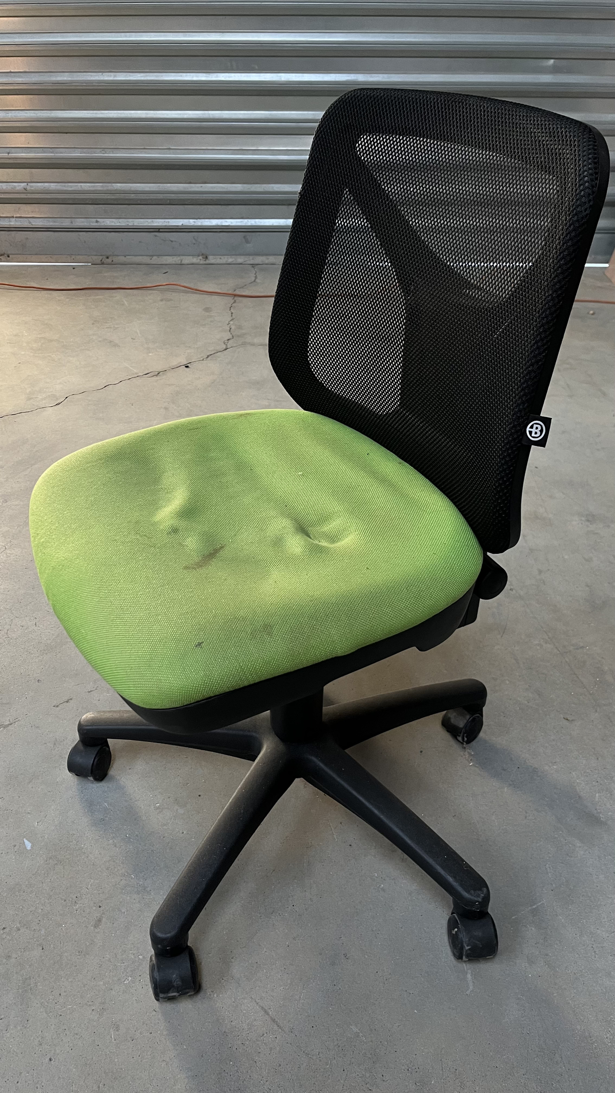 Chaise de bureau à roulettes à dossier en résille et assise verte