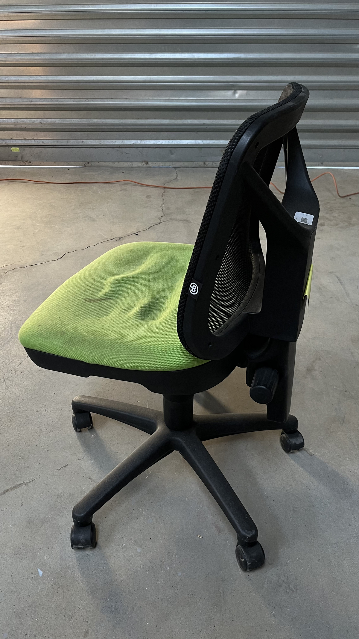 Chaise de bureau à roulettes à dossier en résille et assise verte