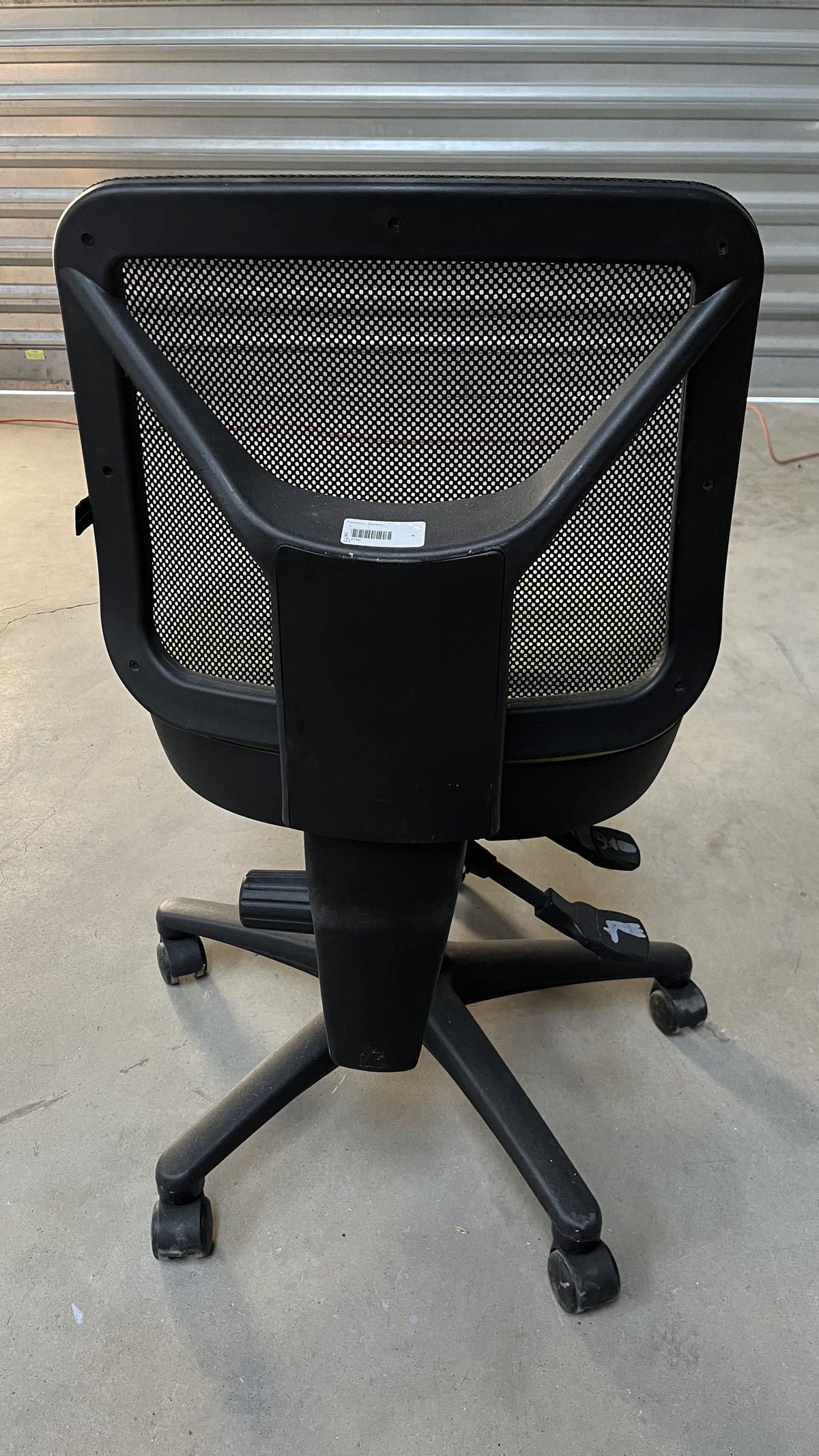 Chaise de bureau à roulettes à dossier en résille et assise verte