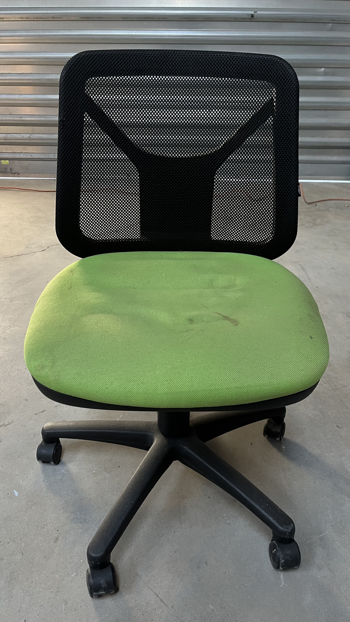 Chaise de bureau à roulettes à dossier en résille et assise verte