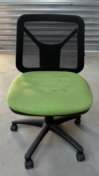 Chaise de bureau à roulettes à dossier en résille et assise verte