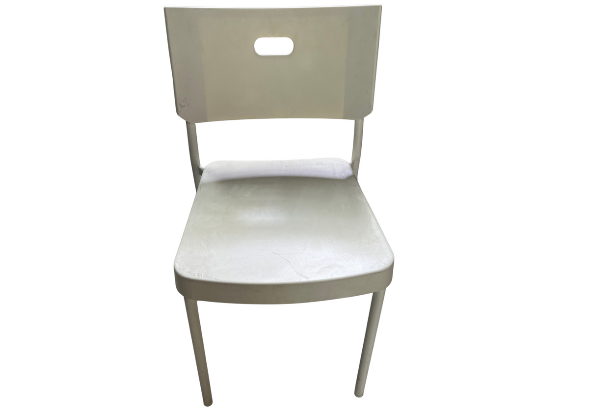 Chaise en plastique blanc sur pieds en métal