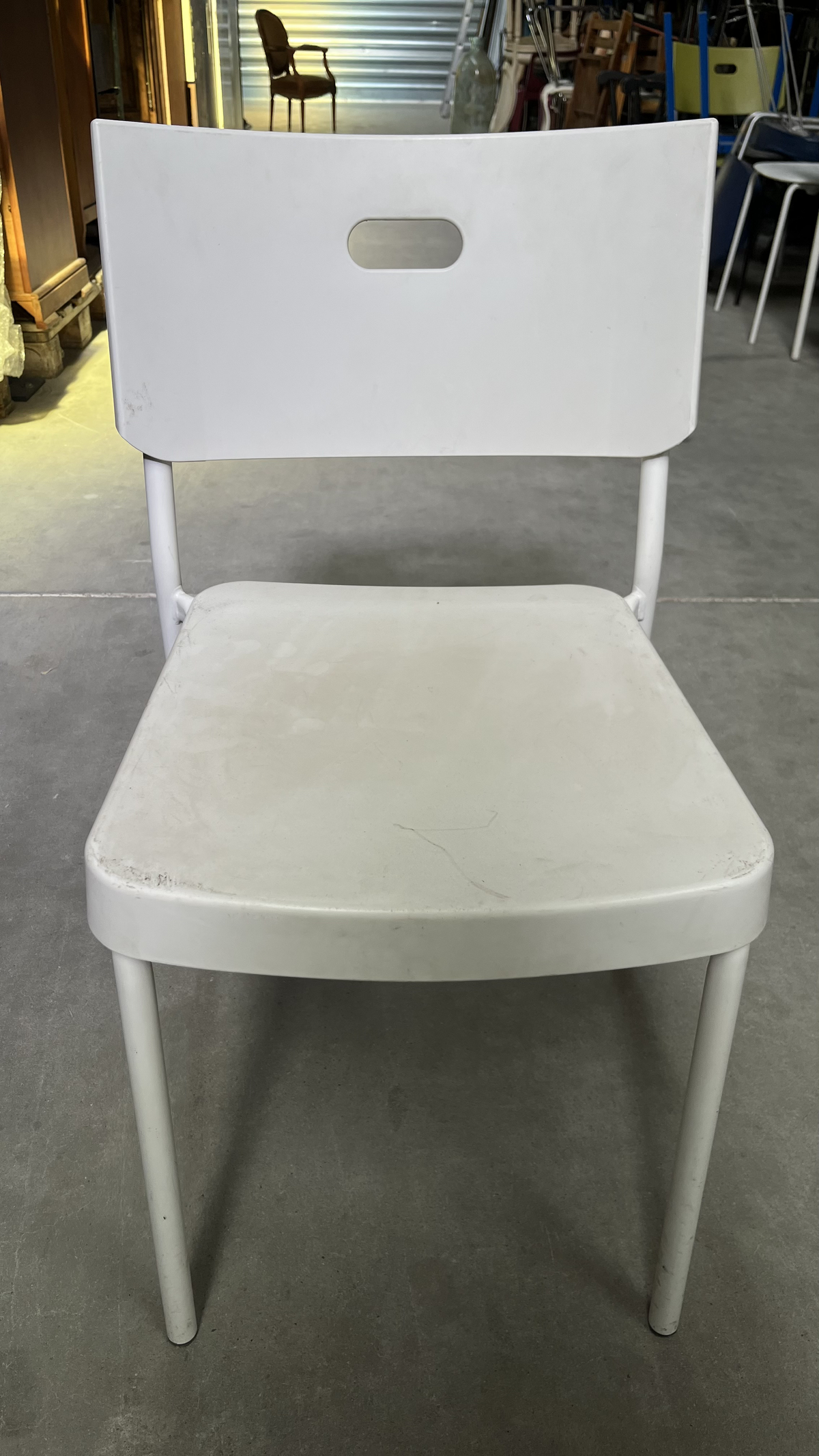 Chaise en plastique blanc sur pieds en métal